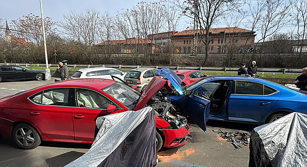 Policejní pronásledování skončilo nehodou, v ujíždějícím autě našli drogy