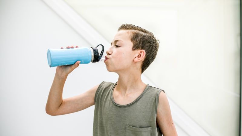 Tragická smrt 12letého chlapce v Srbsku: Napil se z lahve od limonády, netušil, že polyká jed