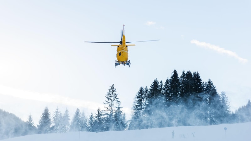 Smrt lyžaře ve Špindlerově Mlýně: Vylétl z černé sjezdovky do lesa, nepomohl ani vrtulník