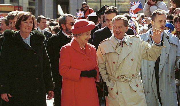 OBRAZEM: Důstojnost, vnitřní síla a noblesa. Před 30 lety Alžběta II. oslnila Česko