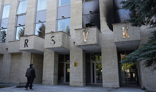 Cizinec, který útočil zápalnými lahvemi na ruské středisko, je ve vazbě