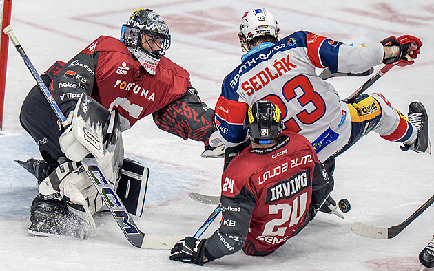 ONLINE: Sparta s Pardubicemi bojují v prodloužení. Třinec je výhru od finále