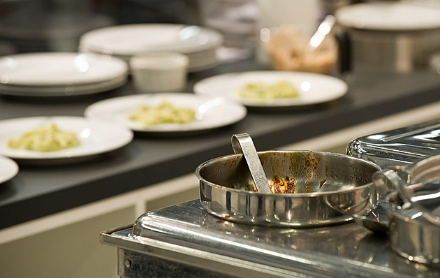 Obědy v pražských menzách zdražily, školy nakupují pro studenty mikrovlnky