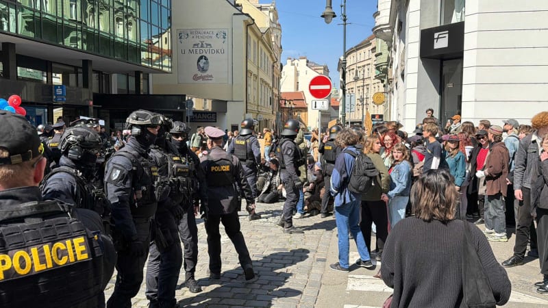 Dramatické střety v centru Prahy: Odpůrci blokují Pochod pro život, na místě zasahuje policie