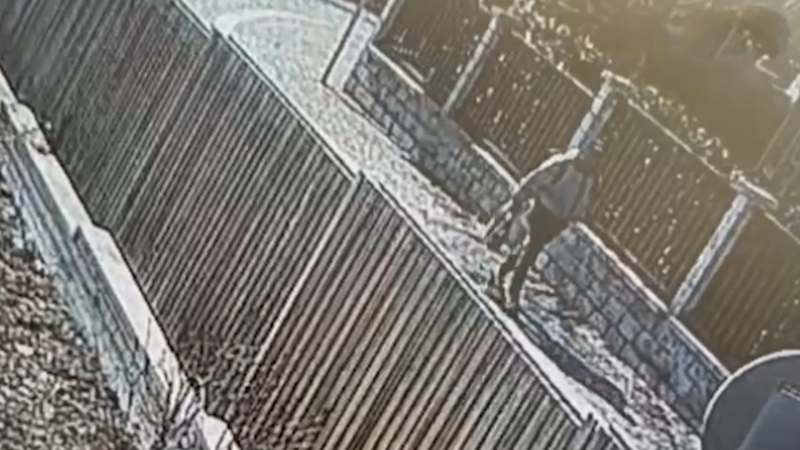 Loupežné přepadení za bílého dne. Muž obral v Praze seniorku o penzi, pátrá po něm policie