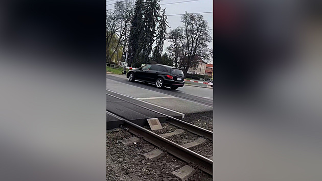 Řidič riskoval na přejezdu, od srážky s projíždějícím vlakem ho dělily centimetry