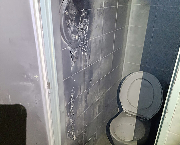 Evakuace i výjezd hasičů. V pražské střední škole hořel toaletní papír