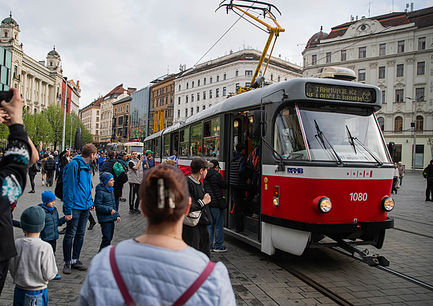 Staré tramvaje s harmonikou dojezdily už i v Brně, loučily se s nimi stovky lidí