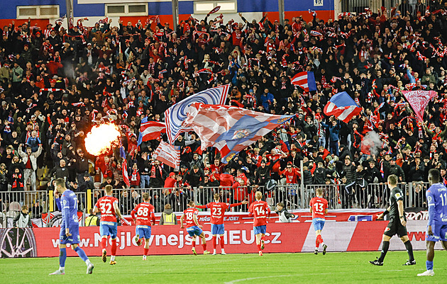 Předvedli velkou a suverénní jízdu. Zbrojovce k postupu gratulují i rivalové