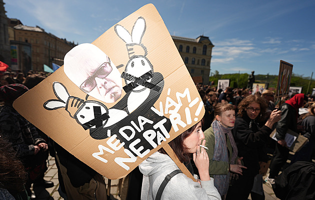 Protesty studentů ONLINE: Otevřete, bouchají na dveře Klempířova resortu