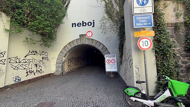 Přísnější pravidla v Žižkovském tunelu, kde se stala nehoda. Cyklisté musí zpomalit