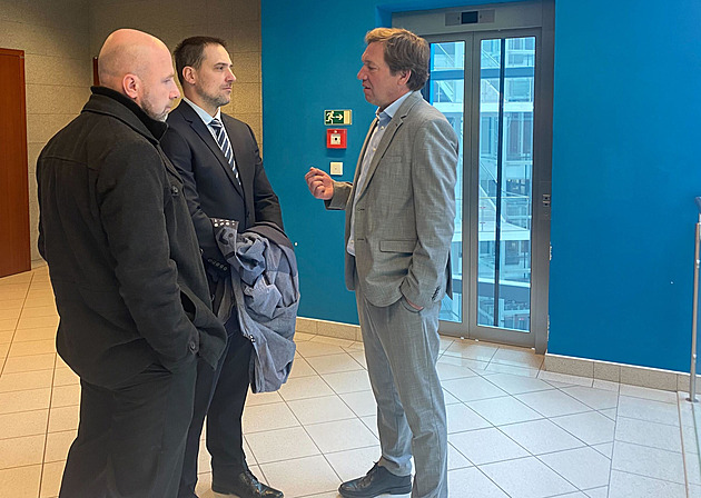 Soud sebral uniformy strážníkům, kteří nechali opilce ležet u garáže. Tam ho přejelo auto