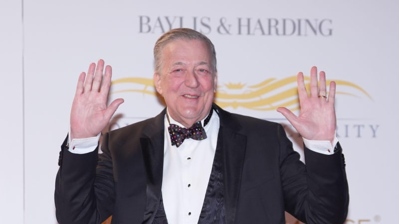 Herec Fry se při konferenci zřítil z pódia, teď chce miliony. Za zdraví vděčím hvězdám, řekl