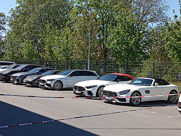 Zátah v luxusním autobazaru. Policie zabavuje vozy, před halou čekají klienti