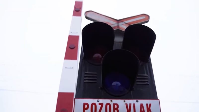 Vlak usmrtil člověka v Radvínově. Na Pardubicku najela souprava do kamení na kolejích
