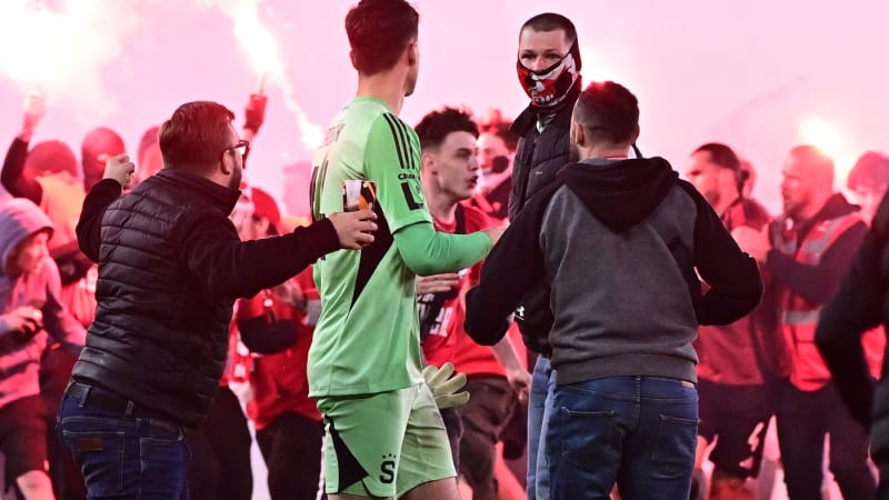První tvrdý trest za derby. Muž, který napadl Surovčíka, dostal doživotní zákaz na stadion