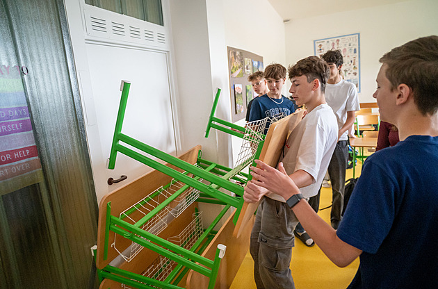 Uteč, skryj se, bojuj. Studenti učí žáky, jak stavět barikády proti střelci