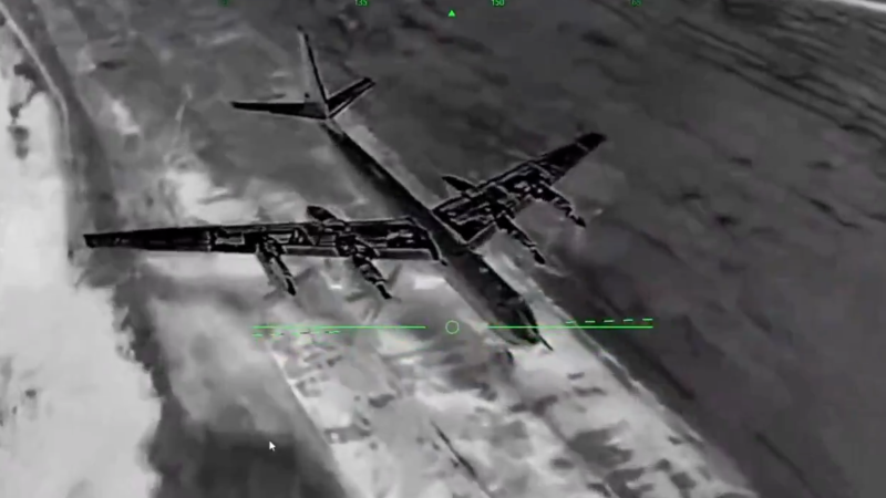 Ohnivá noc na válečné frontě: Ukrajinci zlikvidovali ruské letiště a ropné sklady, ukazují záběry