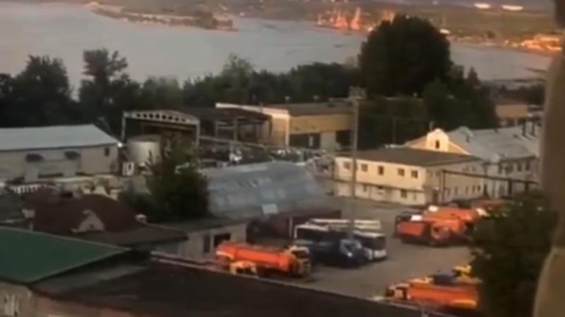 Zničující úder Ukrajiny: Klíčovou ruskou rafinérií otřásají exploze, záběry ukazují oheň a kouř