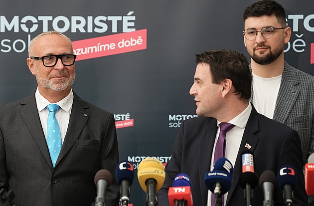 Motoristé svolali první tiskovku klubu od voleb, aby ukázali nového poslance