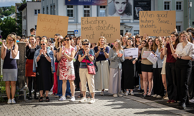 Pnutí na gymnáziu po vyhazovu učitele. Další dali výpověď, studenti protestují