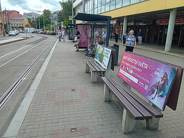 V Praze pořád straší nevzhledné reklamní lavičky. Jednotný mobiliář je jen na papíře