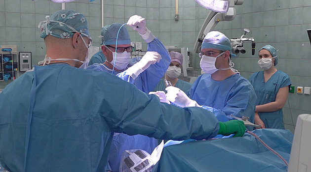 Ostravští chirurgové jako první v zemi použili novou metodu léčby nádorů mozku