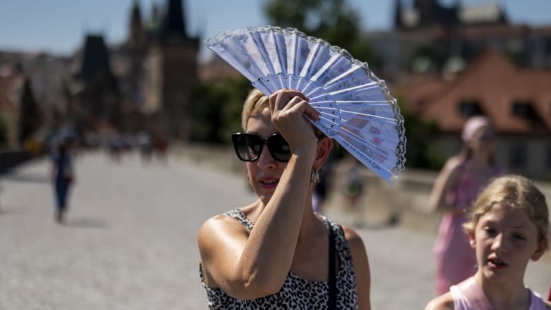 Rozšířená VÝSTRAHA: Vedra potrvají až do pondělí, v neděli může být až 41 °C. Hrozí i požáry
