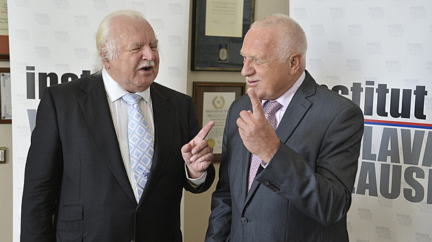 Na Knížákově pohřbu promluví Klaus i Klempíř, zazní salvy