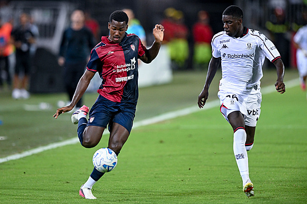 Fotbal umí, s plaváním je na tom hůř. Útočníka Cagliari museli vylovit z bazénu