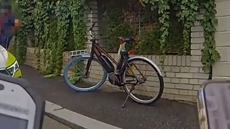 Muži nesli ukradené kolo se dvěma zámky Prahou. Je mé, ale značku a cenu nevím, tvrdil zadržený