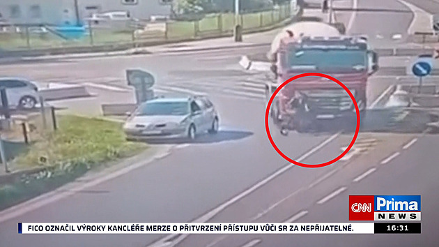 Domíchávačem převálcoval cyklistku. Žalobkyně stíhání řidiče zastavila