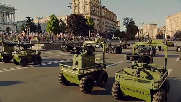 Kyjevem projel parádemarš robotů. Proč jsme tam neposlali Iskander, čílí se Rusové